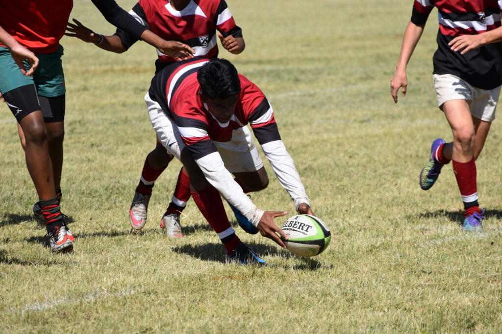 a player scoring a try in rugby